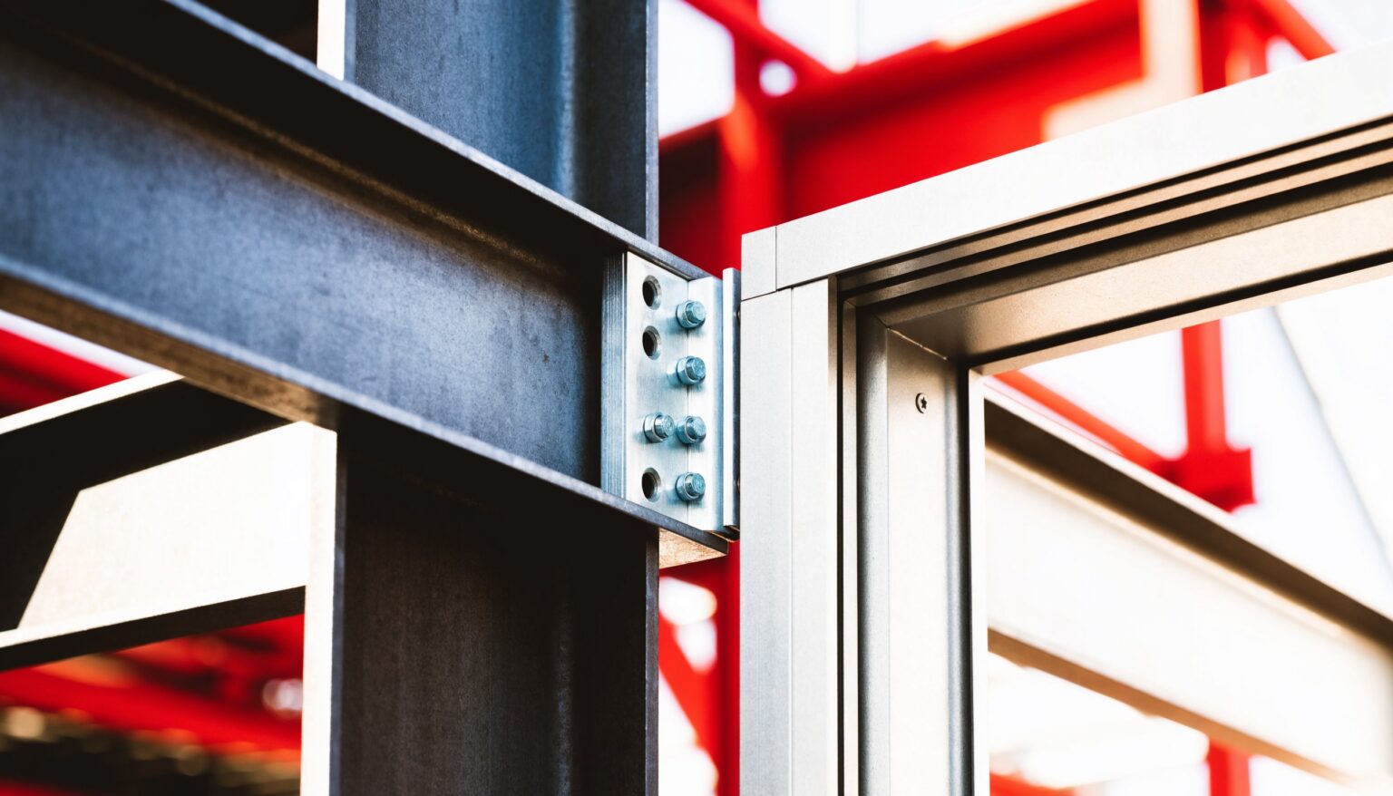 Fensterrahmen mit Metallkonsolen an einem Stahlträger befestigt – Anschluss an Metallkonstruktionen