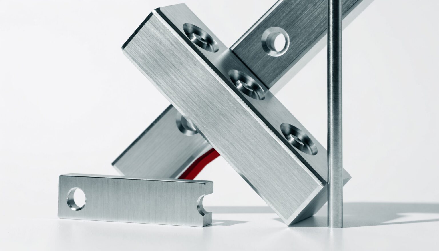 Präzise Aluminium-Stanzteile auf weißem Grund – Stanzteile aus Aluminium