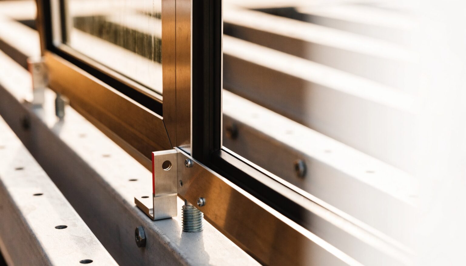 Fensterrahmen mit Metallwinkeln und Ankern an einer Stahlkonstruktion befestigt