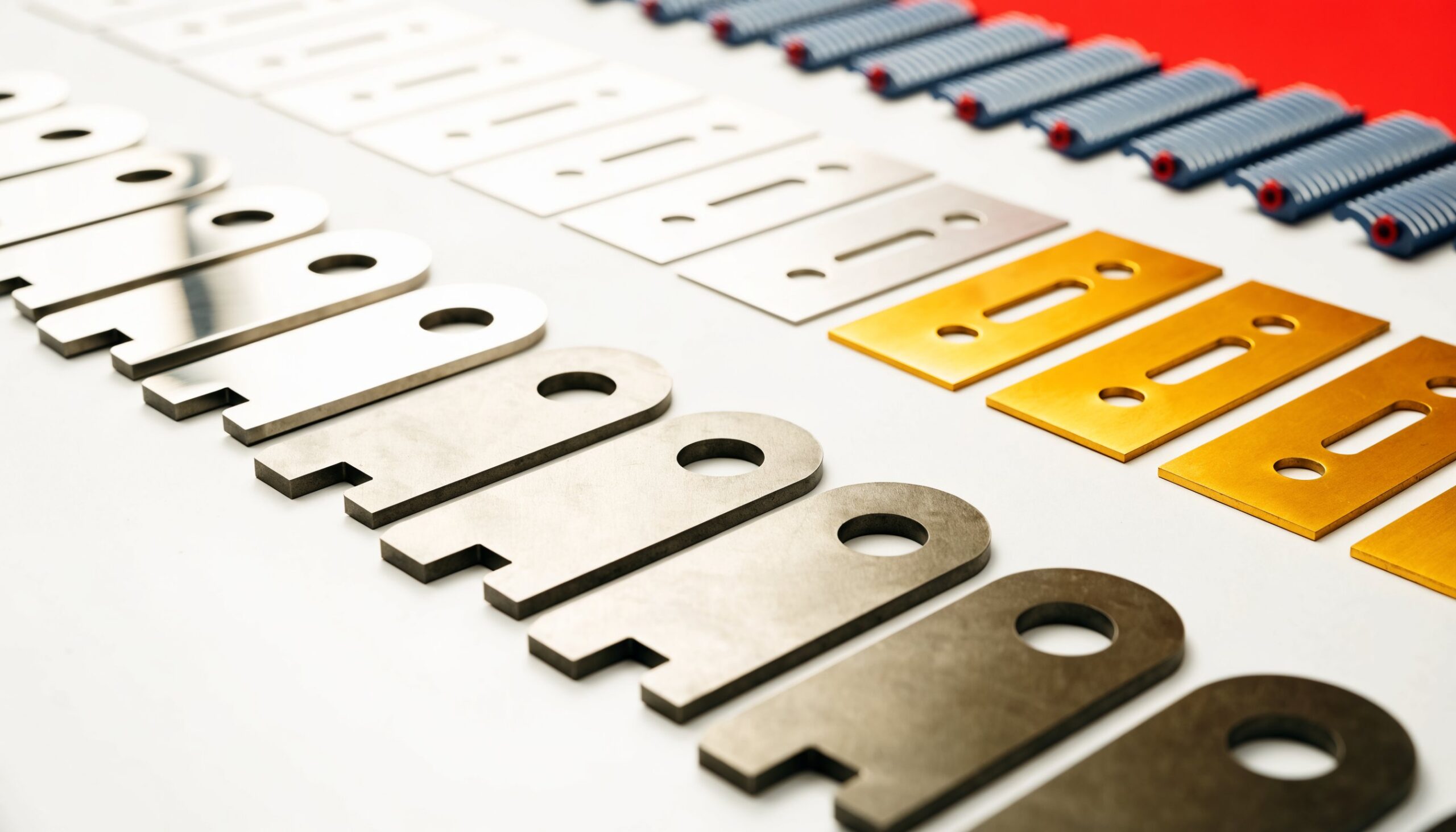 Gestanzte Metallteile aus Stahl, Edelstahl, Aluminium, Messing und Federstahl im Vergleich