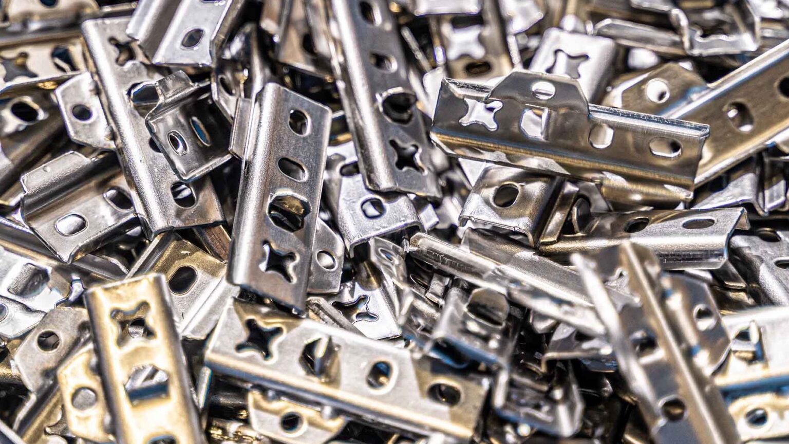 Blechbiegeteile in Serie: gestanzte und gebogene Stahlteile mit Langlöchern bei der Fuchs Metalltechnik GmbH